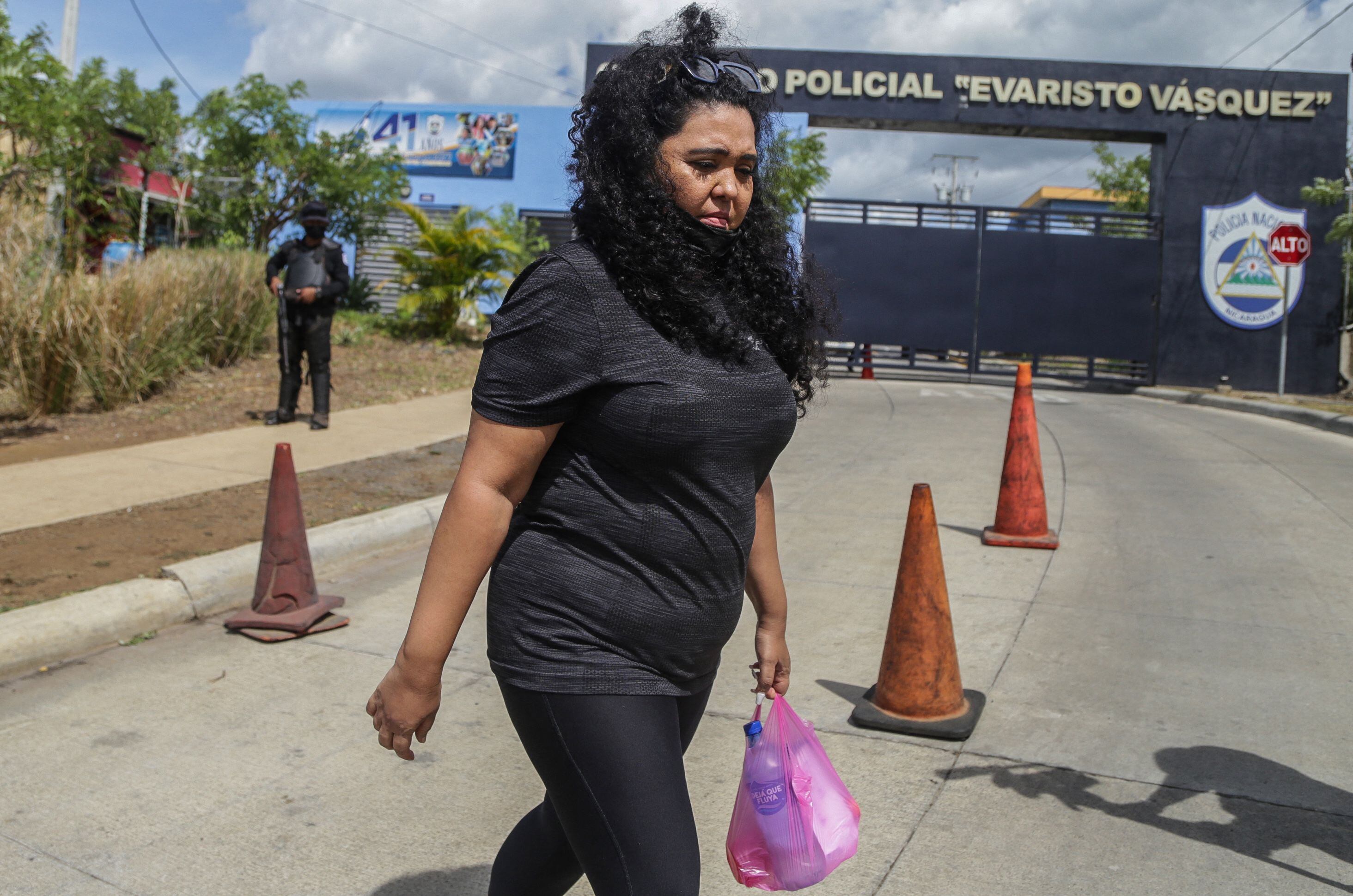 A jornalista Verónica Chávez tenta obter informação sobre seu marido, Miguel Mora, jornalista e pré-candidato à presidência, detido pela polícia da Nicarágua. 