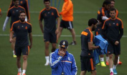 Ancelotti, pensativo, durante o treinamento do Real.