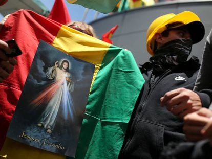 Imagem de Jesus Cristo pregada em uma bandeira boliviana em La Paz.