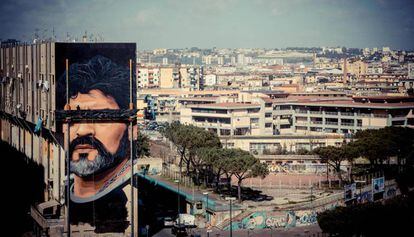 Gigantesco grafite de Maradona feito por Jonit Agoch num bairro de Nápoles.