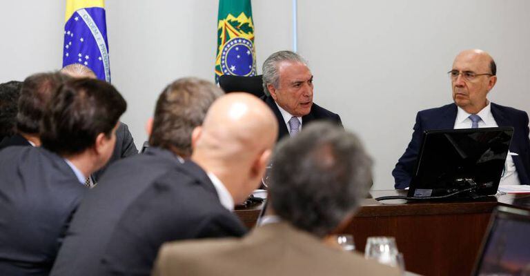 Temer e Meirelles em reunião com líderes da base aliada.