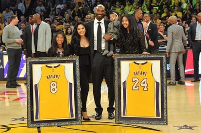 Kobe Bryant, sua esposa, Vanessa Bryant, e suas filhas Gianna Maria, Natalia Diamante e Bianka Bella, em dezembro de 2017.