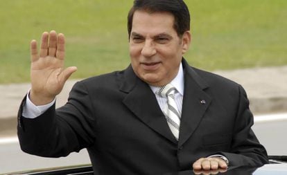 Zine el Abidine Ben Ali, então presidente da Tunísia, acena de um carro em Rades, perto da capital do país, em 2009.