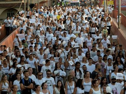 Moradores de Brumadinho marcham em homenagem às vítimas da tragédia. 
