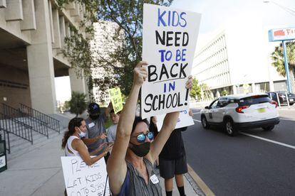 Manifestante pede a volta das aulas em Tampa, na Flórida. 