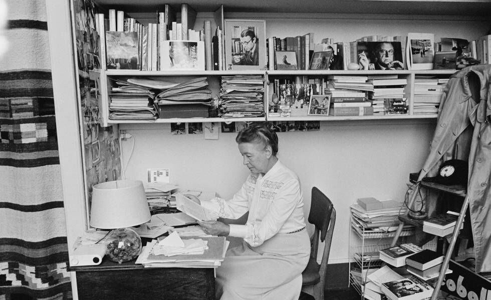 Simone de Beauvoir em seu apartamento em Paris em 1976.