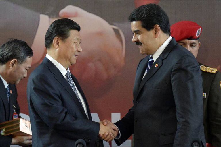O presidente chinês, Xi Jinping, cumprimenta seu colega venezuelano, Nicolás Maduro.
