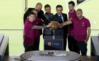 Os capitães do Barça e o presidente com a maquete do Camp Nou.