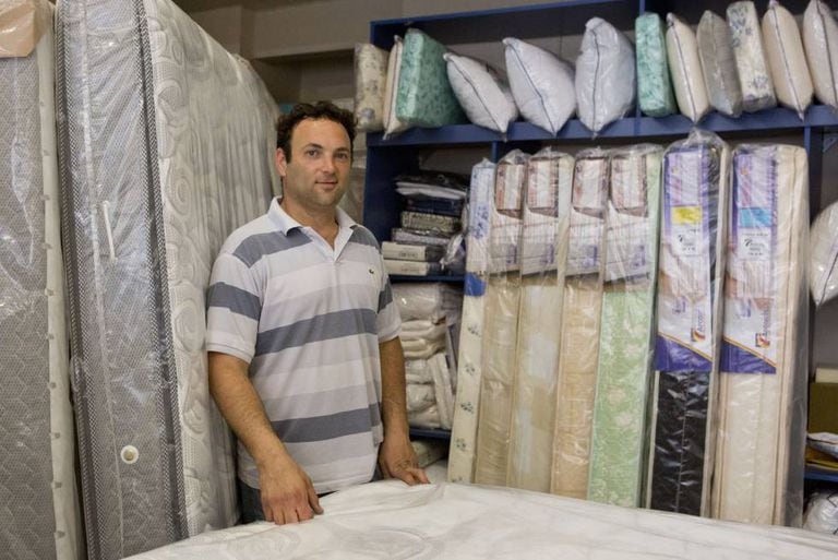 Pablo Belfer em sua loja de venda de colchões, em Buenos Aires.