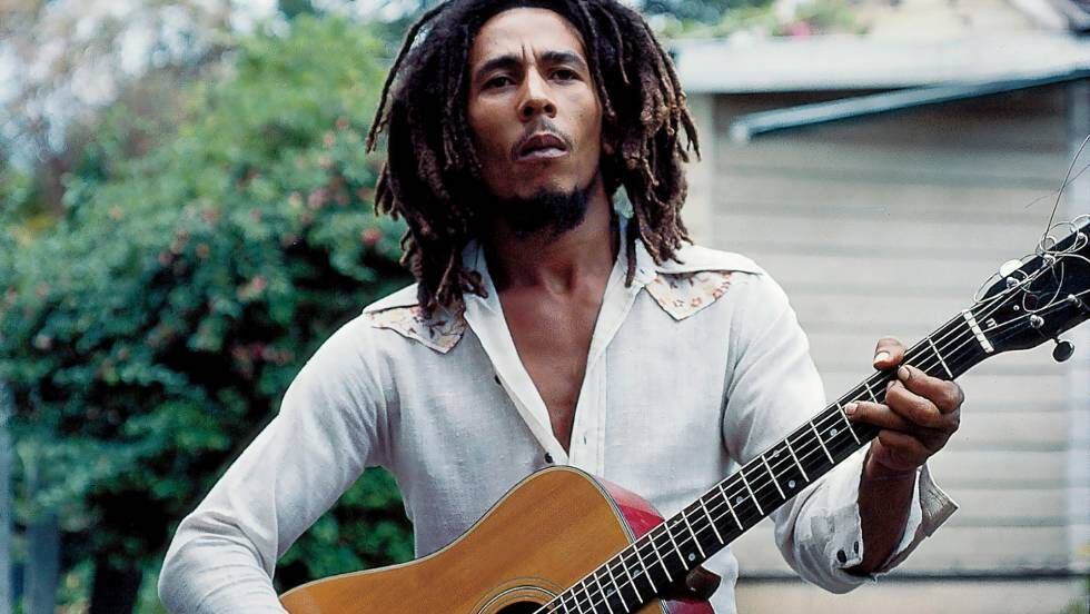 Bob Marley, em frente a sua casa em Kingston, em1976.
