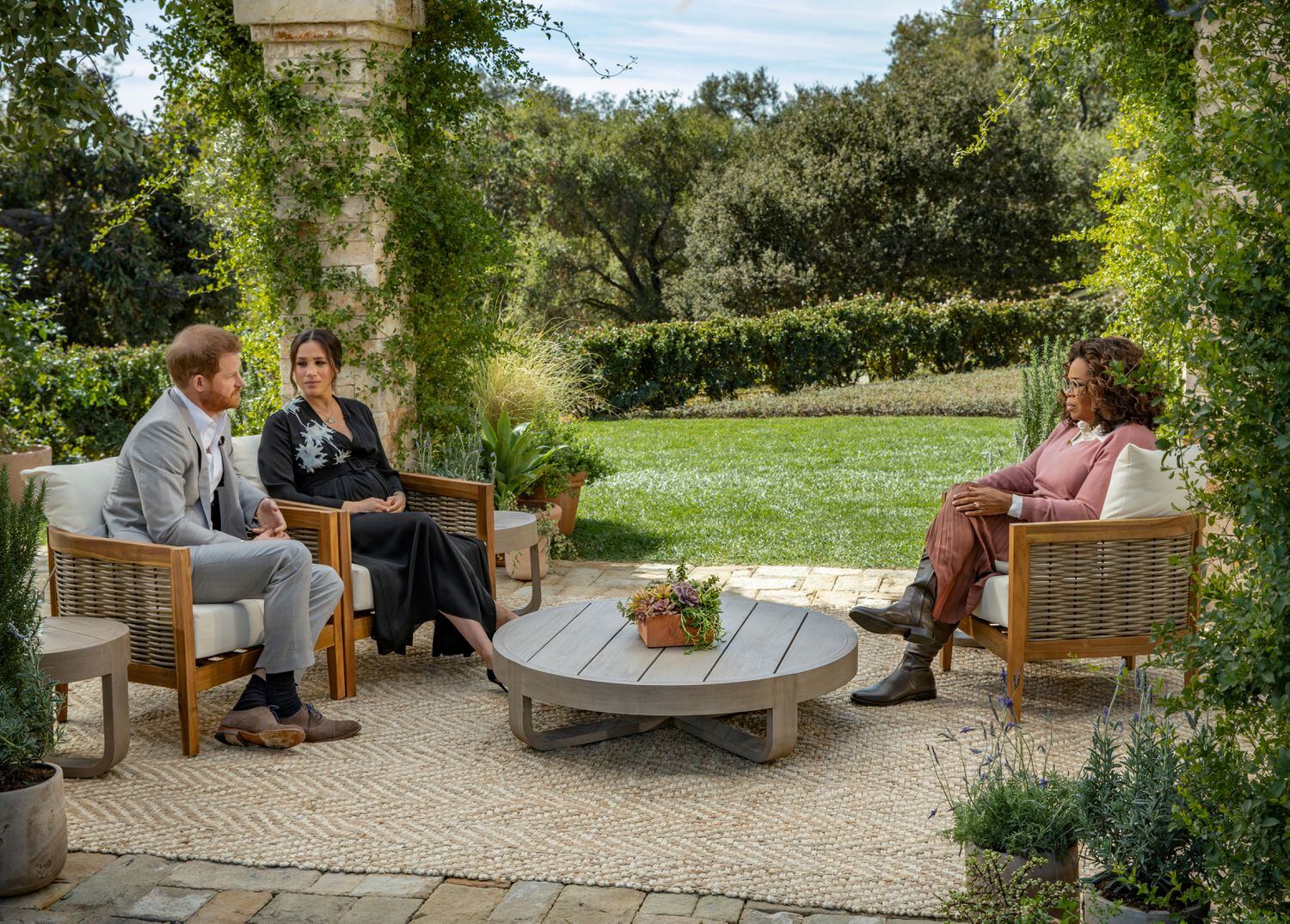 O príncipe Harry e sua esposa, Meghan Markle, durante a entrevista a Oprah Winfrey, gravada em fevereiro.