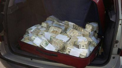 Uma mala cheia de dólares no veículo de José López.