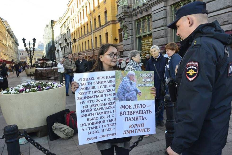 A ativista Yelena Grigorieva, em uma manifestação em São Petersburgo.