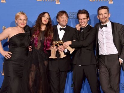 Patricia Arquette, Lorelei Linklater, o diretor Richard Linklater, Ellar Coltrane e Ethan Hawke comemoram o Globo de Ouro de melhor drama para ‘Boyhood – da Infância à Juventude’.