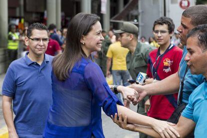 María Corina Machado saúda seus simpatizantes.