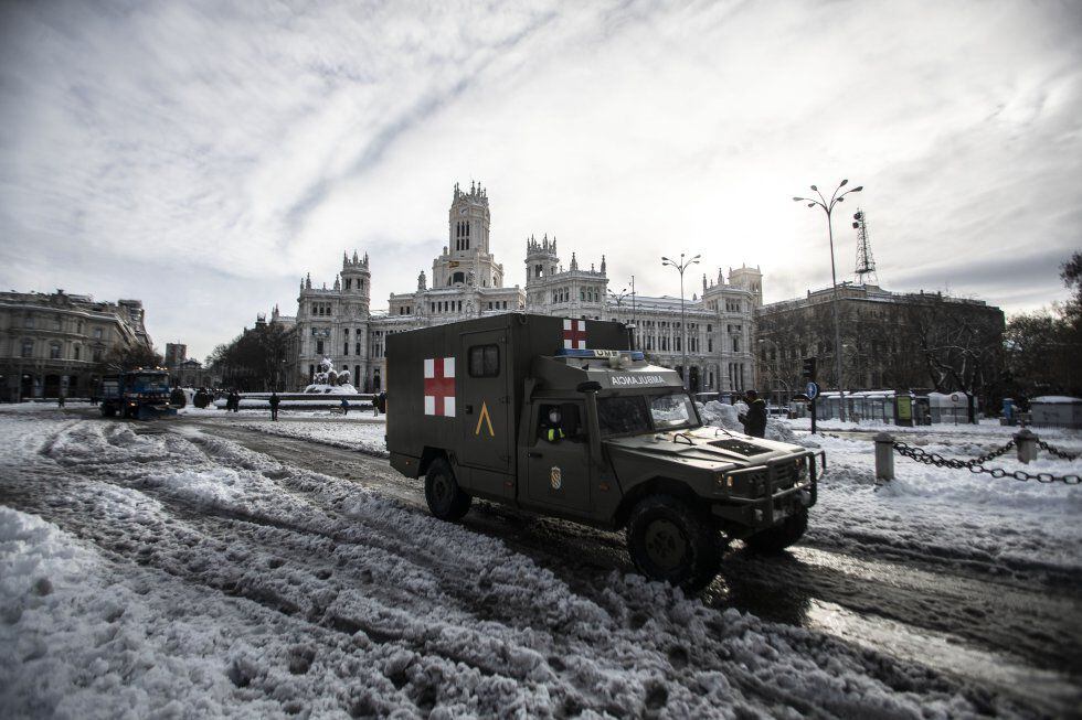 Uma ambulância do Exército ao lado da Fonte de Cibeles, em Madri, depois da tempestade Filomena, no início deste ano. ÁLVARO GARCÍA