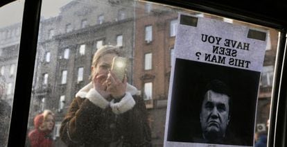 Ucraniana tira foto de letreiro de "Procura-se" de Yanukóvich.