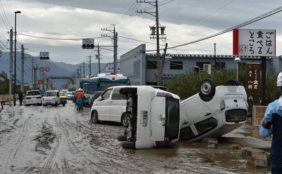 Veículos arrastados pela água nesta segunda-feira em Nagano.