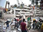 Socorristas buscam sobreviventes nos escombros de um edifício que desabou no México após o terremoto