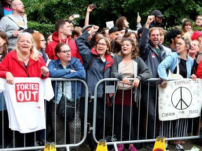 Partidários de Corbyn esperam o líder trabalhista, nesta quinta-feira, em Islington, Londres.