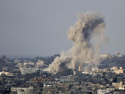 Bombardeio israelense sobre Gaza, neste sábado.