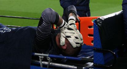 Valdés na maca depois de se machucar.