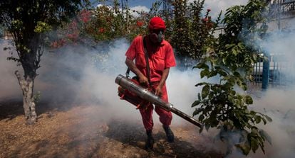 Homem pulveriza lavoura contra o Aedes em Caracas.