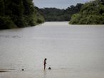 ACOMPAÑA CRÓNICA: ECUADOR AMAZONÍA - GRAF3718. SÃO FELIX DO XINGÚ (BRASIL), 03/10/2019.- Fotografía de archivo fechada el 20 de septiembre de 2019, que muestra a dos niños indígenas de la etnia Xikrin mientras se bañan, en el río Bacaja (Brasil). Los territorios de las comunidades indígenas asentadas en la Amazonía y las áreas protegidas de esa extensa selva suramericana son claves en la protección de la biomasa como factor de lucha contra el cambio climático. EFE/ Fernando Bizerra ARCHIVO
