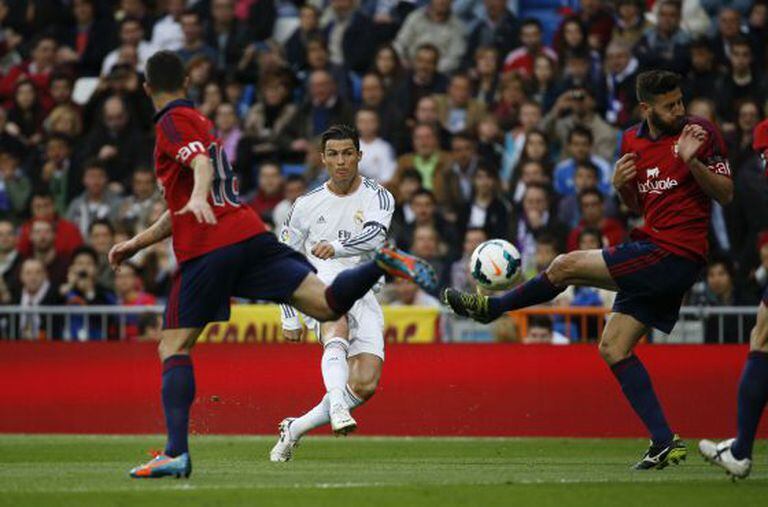 Cristiano lança para anotar o primeiro gol do Madrid, e primeiro seu, entre Cejudo y Damià