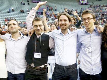 Pablo Iglesias posa junto com sua equipe em assembleia do Podemos.