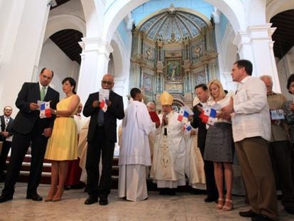 O arcebispo do Panamá com os candidatos à Presidência e suas mulheres.