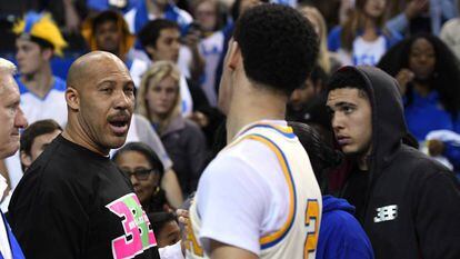 LaVar Ball cumprimenta seu filho, Lonzo Ball, jogador da UCLA.