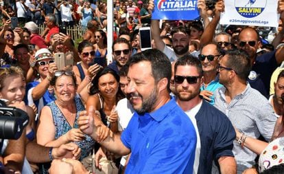 Matteo Salvini com apoiadores, neste sábado.