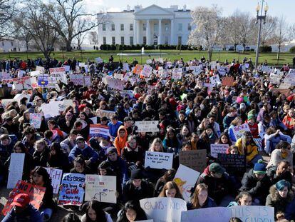 Estudantes protestam contra a violência armada em frente à Casa Branca em Washington (EUA).