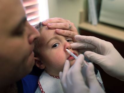 Criança recebe uma vacina nasal contra a gripe, em uma foto de arquivo.