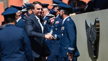 Jair Bolsonaro cumprimenta militares da Aeronáutica durante celebração de 80 anos da Força Aérea Brasileira em 20 de janeiro de 2021.