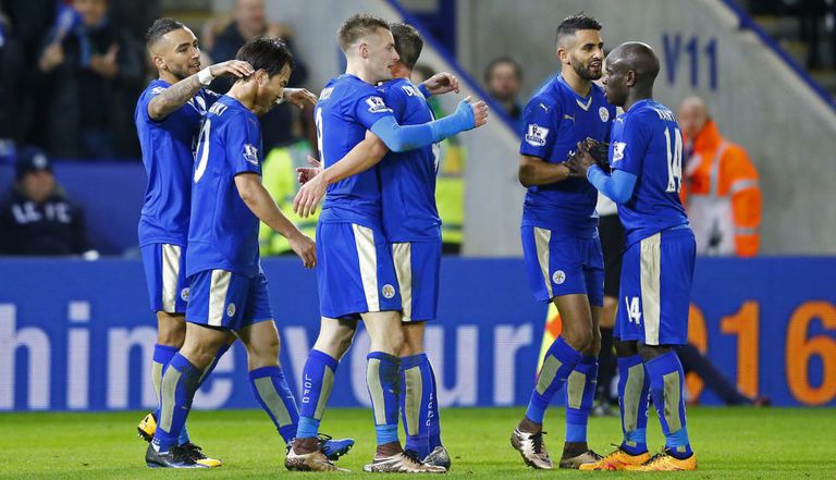 Jogadores do Leicester comemoram a vitória.