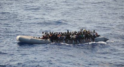 Imigrantes resgatados de uma embarcação diante da costa da Líbia