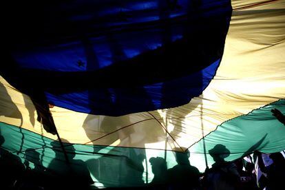 Manifestantes com a bandeira brasileira em Brasília.