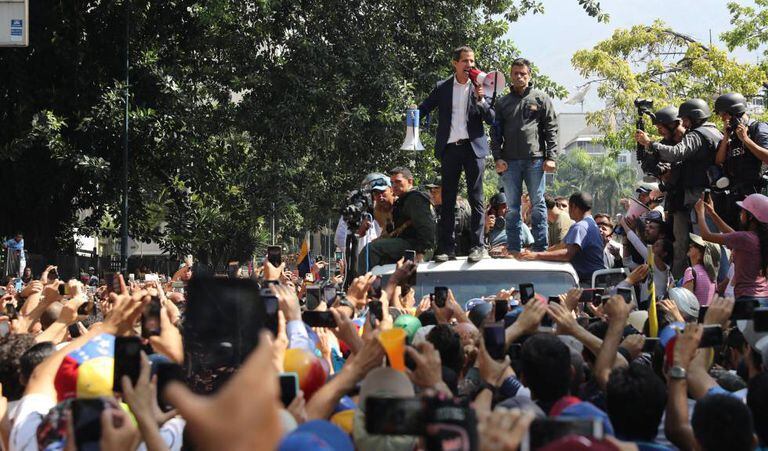 Guaidó discursa aos seus seguidores na terça-feira em Caracas.