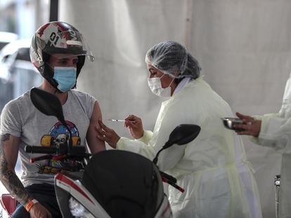 Homem recebe a vacina contra a covid-19 em São Paulo no dia 14 de agosto.