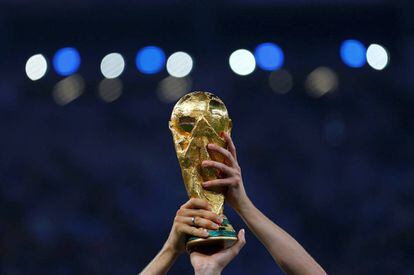 A taça da Copa do Mundo 2018: sorteio revela grupos do mundial na Rússia.