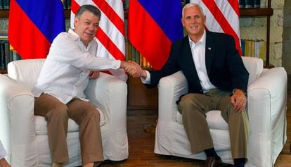 O presidente colombiano Juan Manuel Santos recebe, em Cartagena, o vice-presidente dos Estados Unidos, Mike Pence.