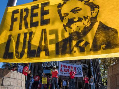 Membros do 'Comitê Internacional Lula Livre' protestam em frente ao consulado brasileiro em Beverly Hills, na Califórnia.