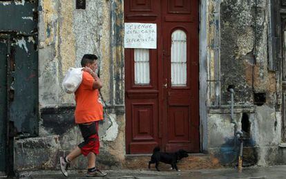 Homem passa por uma casa à venda em Havana (Cuba).
