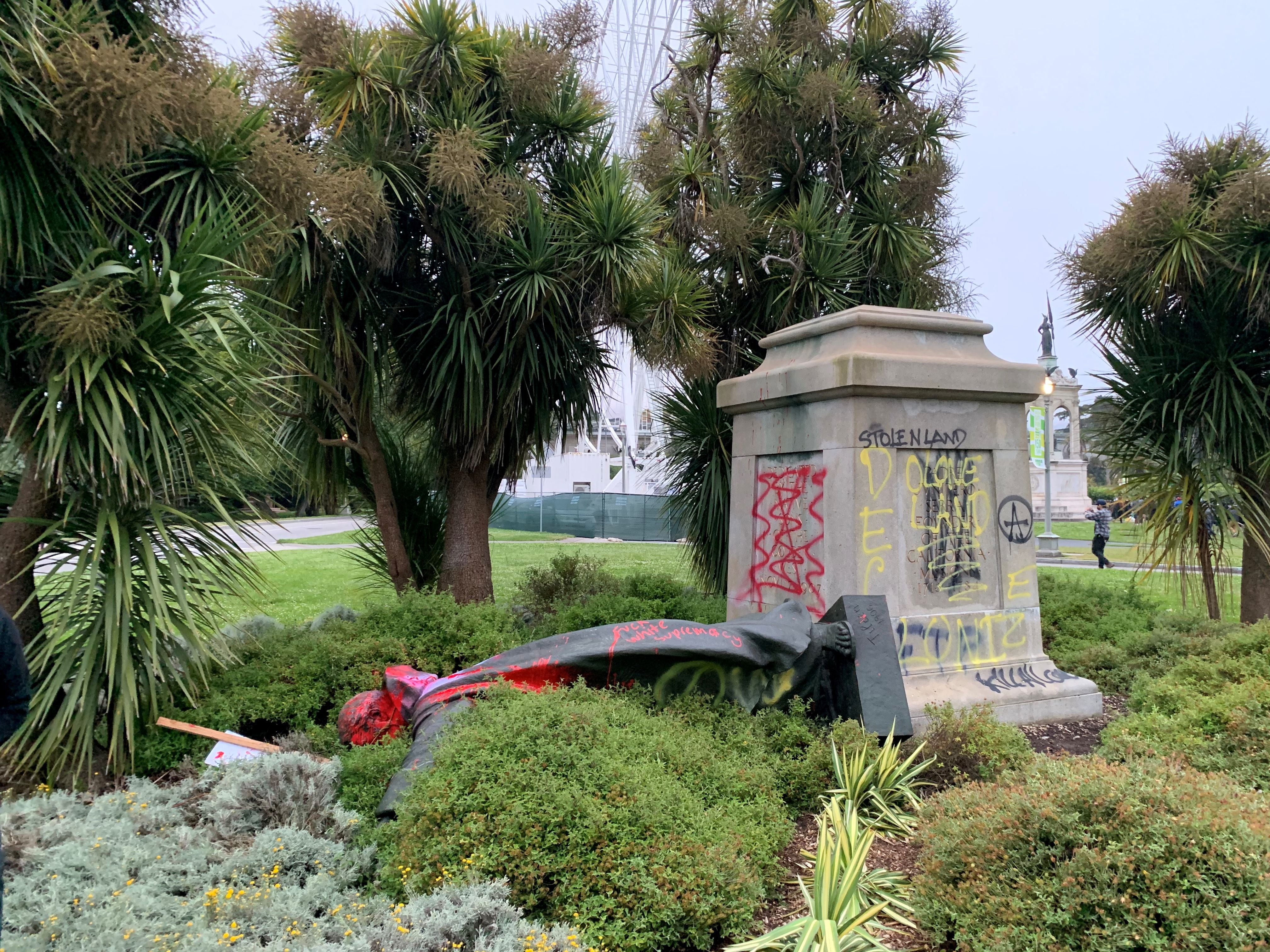 A estátua de Junípero Serra no Golden Gate Park, em San Francisco, depois de ser demolida.