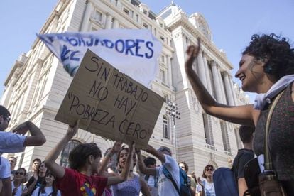 Trabalhadores despedidos do Centro Cultural Kirchner protestam na quinta-feira na porta do estabelecimento.