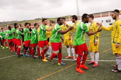 Os jogadores do Alma da África cumprimentam os anfitriões do Alcalá del Valle antes da partida.