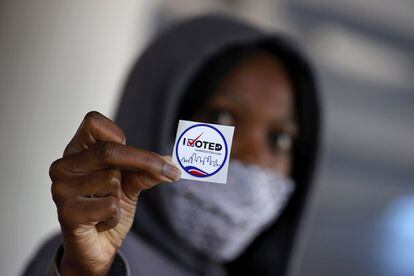 Funcionária eleitoral prepara material em um centro de votação em Houston, no Texas.