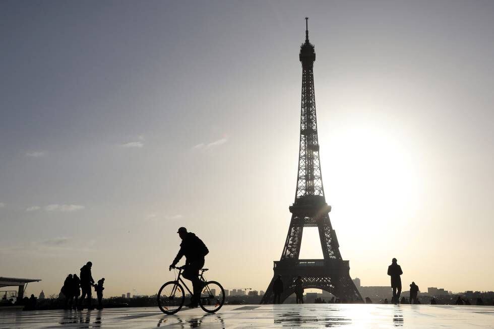 Ciclista em Paris.